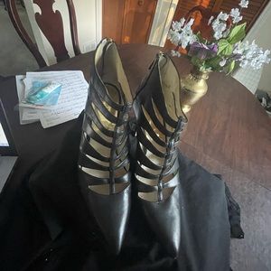 ***GORGEOUS MICHAEL MICHAEL KORS MAVIS BLACK LEATHER HEELS!
